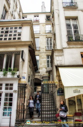 Passage de Beaujolais runs between 47 rue de Montpensier and 52 rue de Richelieu